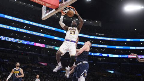 LeBron James retaca el balón sobre Nikola Jokic durante el juego 4 de la serie entre Lakers y Nuggets en Los Ángeles.