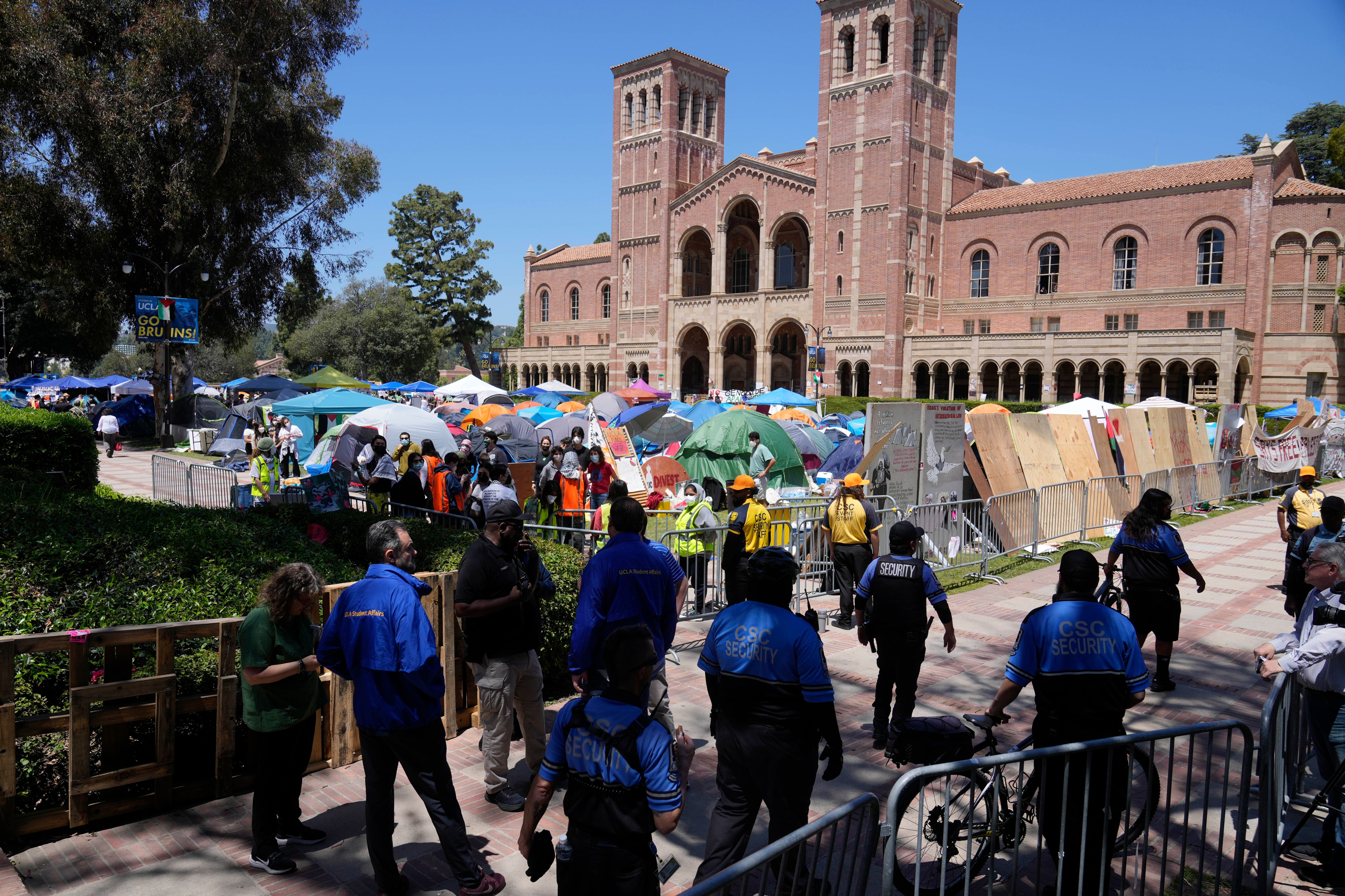 Manifestantes se enfrentan en campus de UCLA en protestas contra acciones militares en Gaza - La Opinión