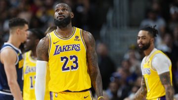 LeBron se despidió de la temporada con un partido de 30 puntos.