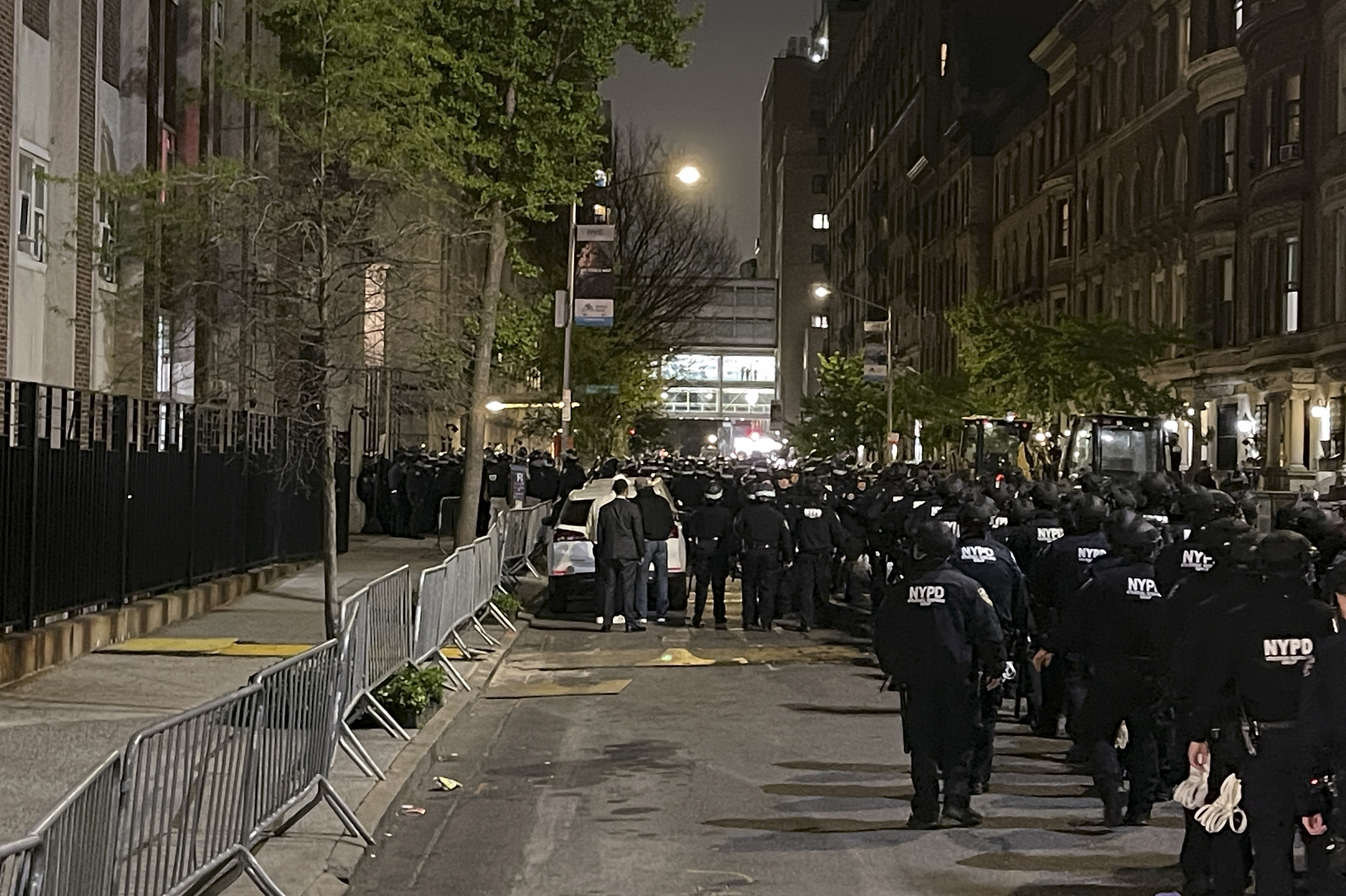 Decenas de oficiales de NYPD entraron en la Universidad de Columbia y arrestaron a manifestantes contra la guerra en Gaza.