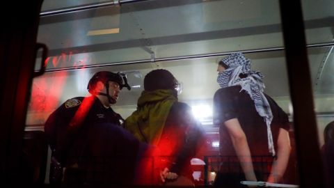 Agentes de NYPD suben a un autobús a los manifestantes arrestados en la Universidad de Columbia.