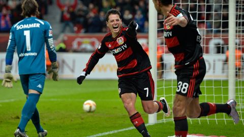 Javier "Chicharito" Hernández celebrando uno de los 39 goles que anotó durante las dos temporadas que jugó con el Bayer Leverkusen.