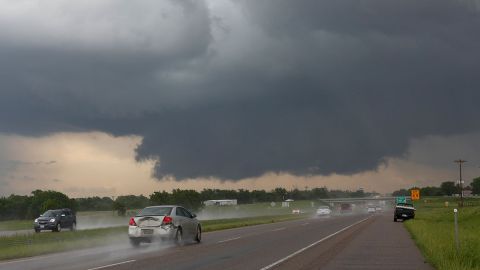 Tormenta deja granizo, nieve y lluvias en el norte de Estados Unidos