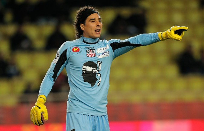 El mexicano Guillermo "Memo" Ochoa durante una de sus tres temporadas con el Ajaccio de la Ligue 1 de Francia, uno de los equipos con los que descendió el mexicano en Europa.