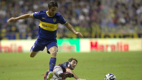 Boca Juniors' Hernan Grana, left, vies for the ball with San Lorenzo's Ignacio Piatti at an Argentine league soccer match in Buenos Aires, Argentina, Wednesday, April 16, 2014. (AP Photo/Eduardo Di Baia)