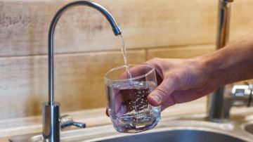 EE.UU. eliminará 5 químicos en agua potable del país: qué debes saber