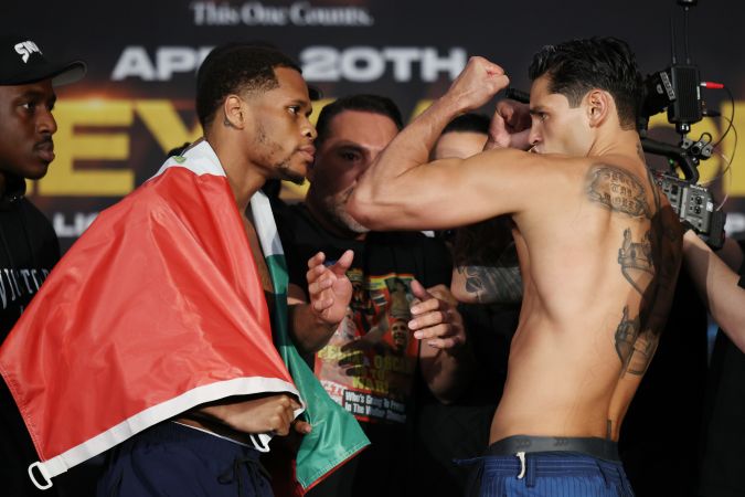 Devin Haney, con una bandera de México en la espalda, y Ryan García se encaran tras la ceremonia del pesaje previo a su pelea programada para este sábado en Nueva York.