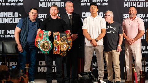 Canelo Álvarez y Jaime Munguía junto a sus equipos