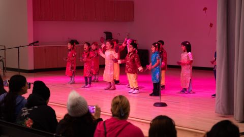 Alumnos celebran el Año Nuevo Lunar en la escuela Theodore Roosevelt.