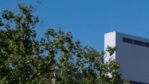 Jennifer Delgado (i), Andrew Areola y Alistaire Roleda ven el eclipse solar afuera del Centro de Ciencias de California en Los Ángeles.