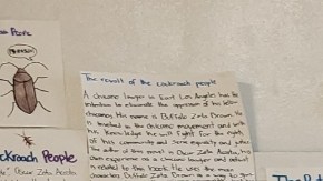 Randy Jurado Ertll muestra su libro en un salón de clases del sur de LA.