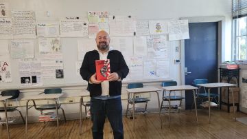 Randy Jurado Ertll muestra su libro en un salón de clases del sur de LA.