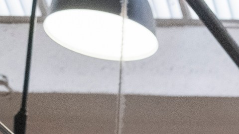 Ruben Yepez agarra unos chiles de árbol en el puesto Valeria’s en el Grand Central Market en Los Angeles.