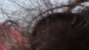 Asela  Guerra besa la fotografía de su hija Jacky, quien falleció a los 23 años y donó de tejidos.