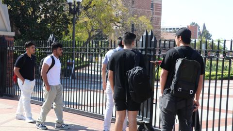 Los estudiantes fueron  referidos a otra puerta para entrar a la universidad de USC.