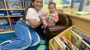 Lesly Ramírez, en junio próximo será una asistente de maestra. Aquí disfruta unos momentos con su hija Amalia Galindo, en el centro escolar de educación temprana.