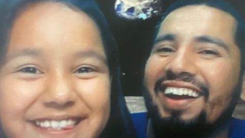 Arturo Cernas aparece con su hija.