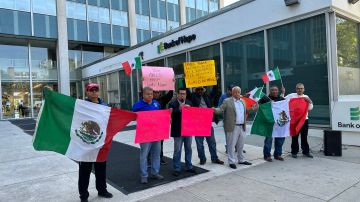 Un grupo de mexicanos condenó el asalto policial a la embajada de México en Ecuador.