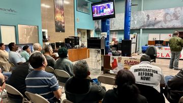 Grupos de migrantes se reunieron en diferentes partes de Los Ángeles para ver el debate presidencial. (Araceli Martínez/La Opinión)