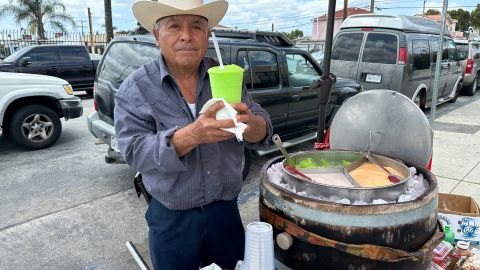 Esteban García, mantiene viva la tradición de la nieve de garrafa.