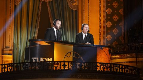 Paco Villa (d) junto a Marc Crosas (i) durante la ceremonia de entrega del Balón de Oro 2022 de la Liga MX, uno de los últimos eventos en los que el periodista apareció públicamente.