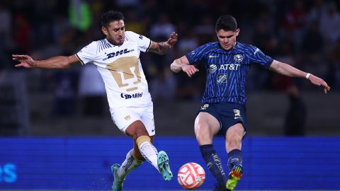 Ciudad de México, 23 de diciembre de 2022. Eduardo Salvio "Toto" y Israel Reyes, durante el partido del grupo A de la Copa Sky 2022 entre los Pumas de la UNAM y las Águilas del América, celebrado en el Estadio Olímpico Universitario. Foto: Imago7/ Eloisa Sánchez