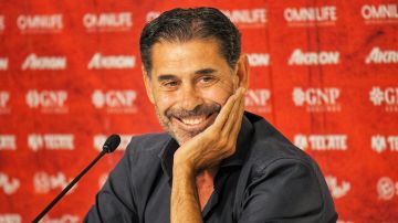Fernando Hierro tiene más de 500 días como director deportivo de las Chivas.