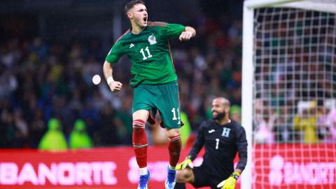 Ciudad de México, 19 de noviembre de 2023. Santiago Giménez en festejo de gol de penal, durante el partido de vuelta de la semifinal del torneo Apertura 2023 de la Liga BBVA MX Femenil, entre las Águilas del América y las Chivas Rayadas de Guadalajara, celebrado en el Estadio Azteca. Foto: Imago7/ Eloisa Sánchez