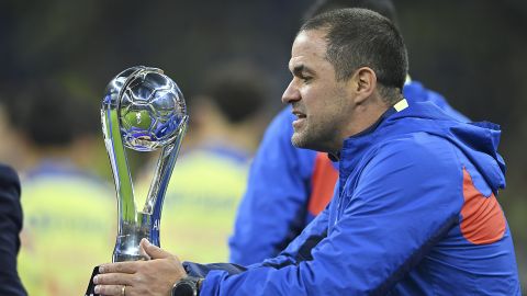 André Jardine sostiene el trofeo de la Liga MX que ganó con América en el Apertura 2023.