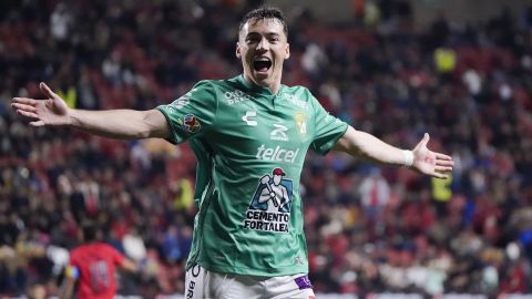 Federico Viñas celebra un gol con el León.