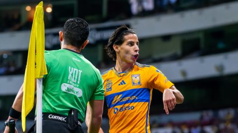 Diego Lainez no cayó en la provocación.