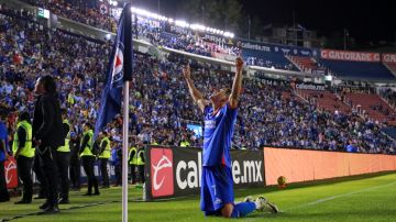Uriel Antuna celebra uno de sus goles ante Rayados.