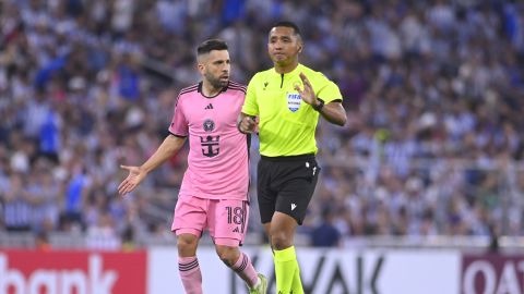 Jordi Alba discute con el árbitro durante el partido contra Rayados.