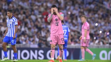 Lionel Messi se lamenta durante la debacle de su equipo en el segundo tiempo contra Monterrey. Rayados eliminó al Inter Miami con relativa facilidad.