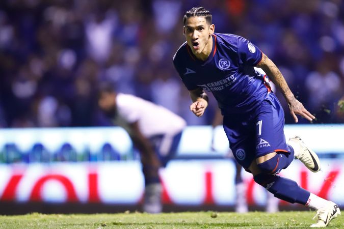 Uriel Antuna celebrando su anotación desde el punto penal con la que el Cruz Azul logró imponerse en un emocionante encuentro ante el Puebla en el último suspiro.
