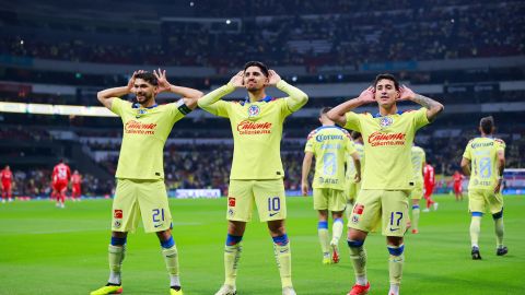Henry Martín, Diego Valdés y Alejandro Zendejas celebran un gol del América contra el Toluca en el Estadio Azteca.