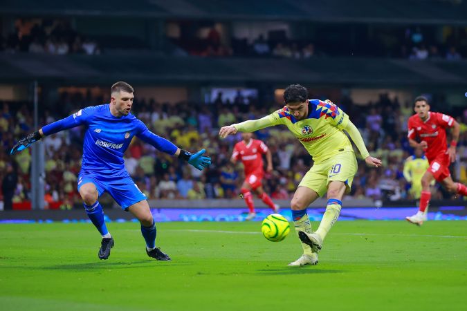 Diego Valdés dispara tras eludir al portero Tiago Volpi para anotar el 3-1 a favor del América contra Toluca.