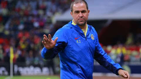 André Jardiné, director técnico de las Águilas del América, durante el partido correspondiente a la jornada 15 del Torneo Clausura 2024 ante los Diablos Rojos del Toluca realizado en el Estadio Azteca.