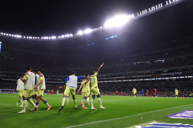 Las Águilas del Club América celebran durante su holgado triunfo contra Toluca en choque por la cima de la Liga MX.