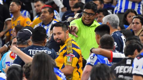 Monterrey, Nuevo León a 13 de de Abril de 2024. Afición en conato de bronca, durante el partido correspondiente a la jornada 15 del torneo Clausura 2024 de la Liga BBVA MX, entre rayados de Monterrey y los Tigres de la U.A.N.L., realizado en el estadio BBVA. Foto/ Imago7/