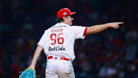 Ciudad de México, 15 de abril de 2024. Trevor Bauer, durante el primer juego de la serie inaugural de la temporada 2024 de la Liga Mexicana de Béisbol, entre los Diablos Rojos del México y los Tigres de Quintana Roo, celebrado en el estadio Alfredo Harp Helú. Foto: Imago7/ Eloisa Sánchez