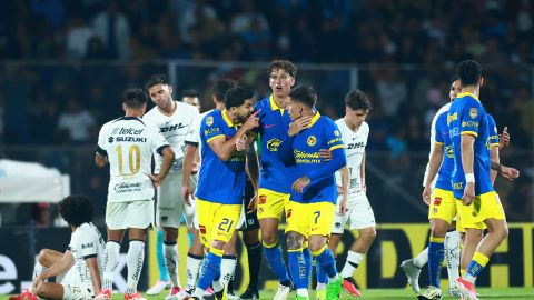 Ciudad de México a 20 de de Abril de 2024. Henry Martín y Brian Rodríguez en conato de bronca, durante el partido correspondiente a la jornada 16 del torneo Clausura 2024 de la Liga BBVA MX, entre los Pumas de la UNAM y las Águilas del América, realizado en el Estadio Olímpico Universitario. Foto: Imago7/ Eloisa Sánchez