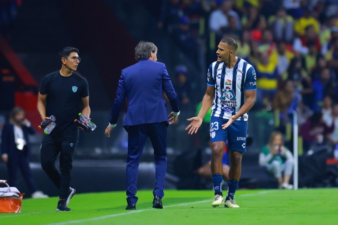 Guillermo Almada, director técnico del Pachuca dándole indicaciones a Salomón Rondón durante el partido de ida de las semifinales de la Champions Cup de la Concacaf entre las Águilas del América y los Tuzos.