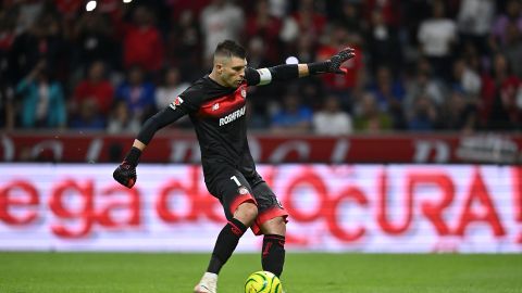 Toluca, Estado de México a 27 de de Abril de 2024. Tiago Volpi durante el partido correspondiente a la jornada 17 de torneo Clausura 2024 de la Liga BBVA MX, entre los Diablos Rojos del Toluca FC y la máquina celeste del Cruz Azul, celebrado en el estadio Nemesio Diez. Foto: Imago7/Etzel Espinosa