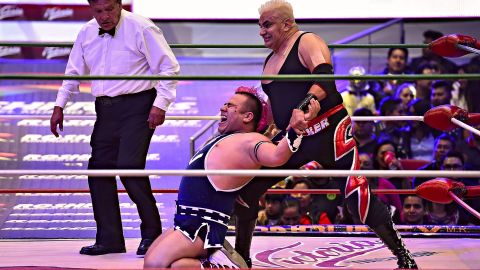 Shocker (d) durante una lucha contra Máximo en el 2016.