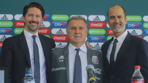 Yon de Luisa (i) y Guillermo Cantú (d) durante la presentación de Gerardo Martino (c) como DT de l Tri en el 2019.