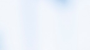 Jessica Martinez-Melgar, dueña de Jugitos LA, posa para un retrato con su jugo verde.