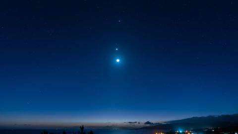 Júpiter se ve en el cielo como una hermosa estrella brillante.