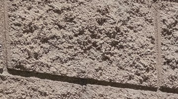 Maximus Morales, Elsa Morales y Fernanda Sandoval sostienen un retrato de su padre y esposo.