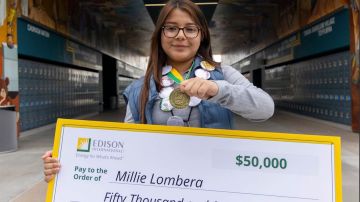 Millie Lombera recibe una beca por $50,000 para ir a la universidad.